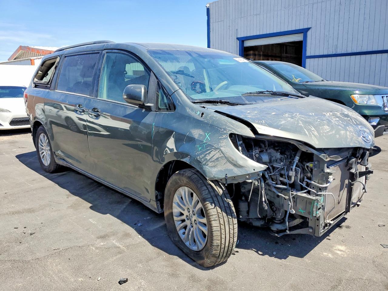 2011 Toyota Sienna Le - Image 4