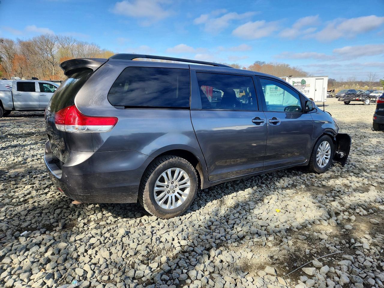 2011 Toyota Sienna Xle 8-Passenger - Фото 3