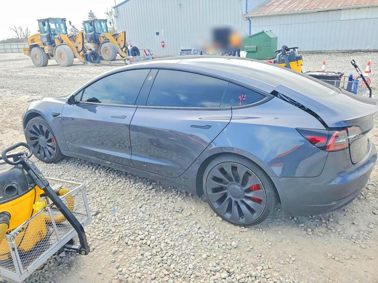 2023 Tesla Model 3 - Фото 2