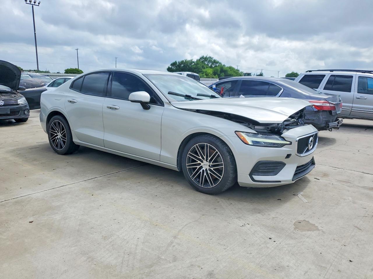 2019 Volvo S60 T6 Momentum - Фото 4
