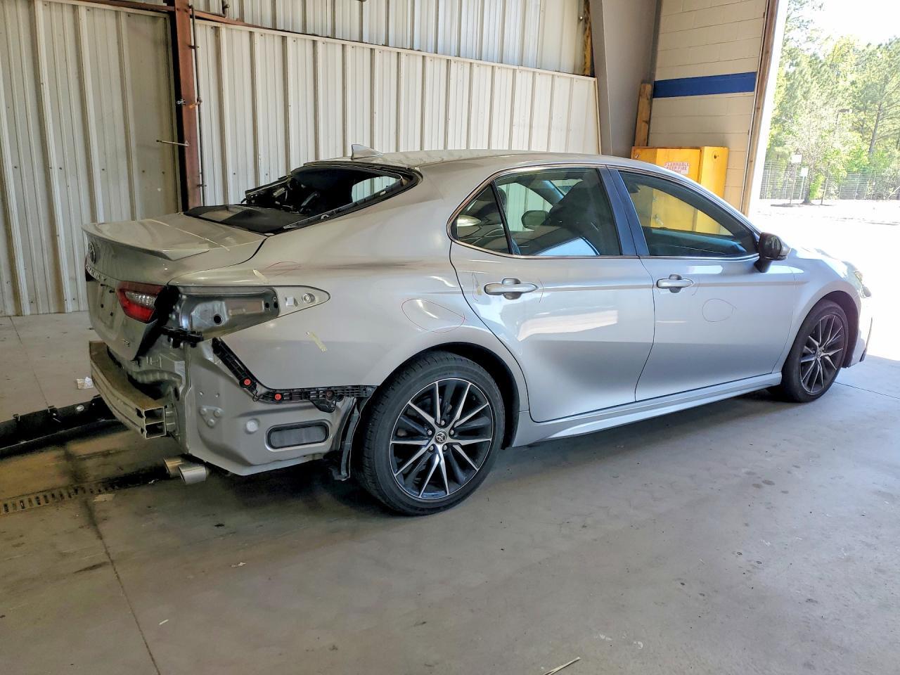 2022 Toyota Camry Se - Image 3