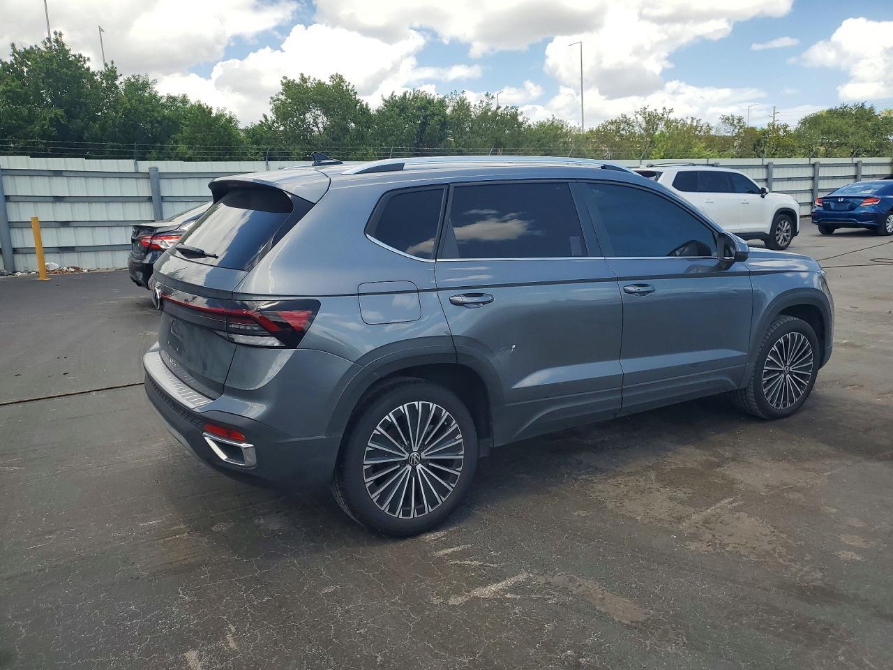 2025 Volkswagen Taos Se - Image 3