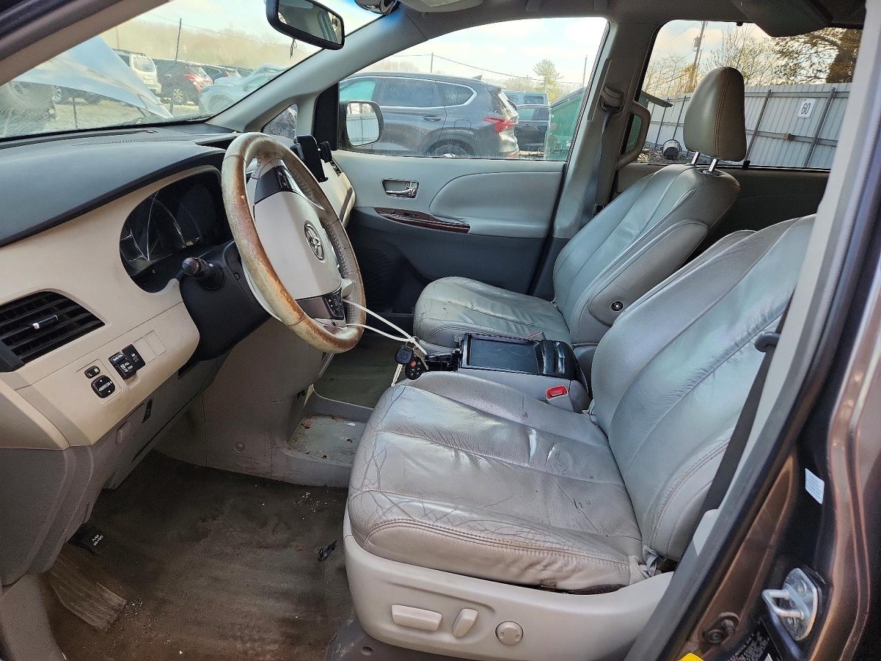 2011 Toyota Sienna Xle 8-Passenger - Фото 7