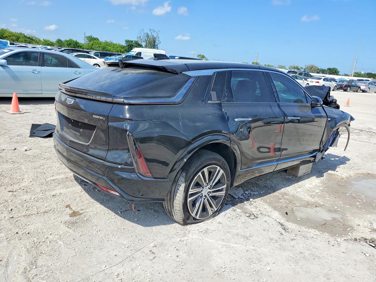2026 Cadillac Lyriq Luxury - Фото 3