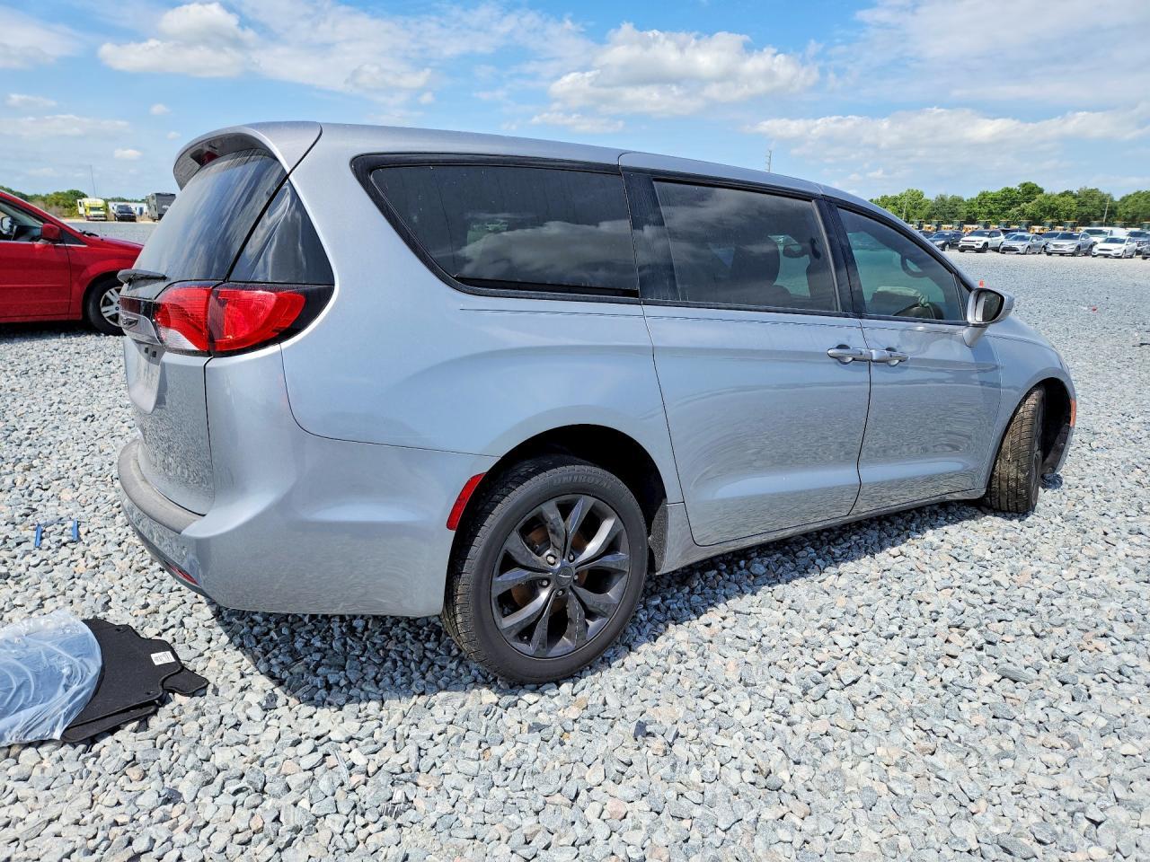 2020 Chrysler Pacifica Touring - Фото 3