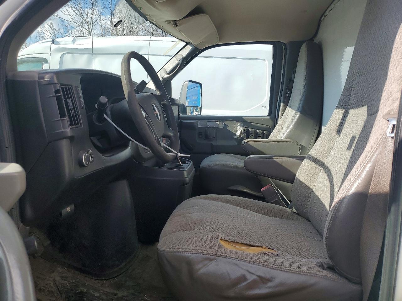 2011 GMC Savana Box Truck - Фото 7