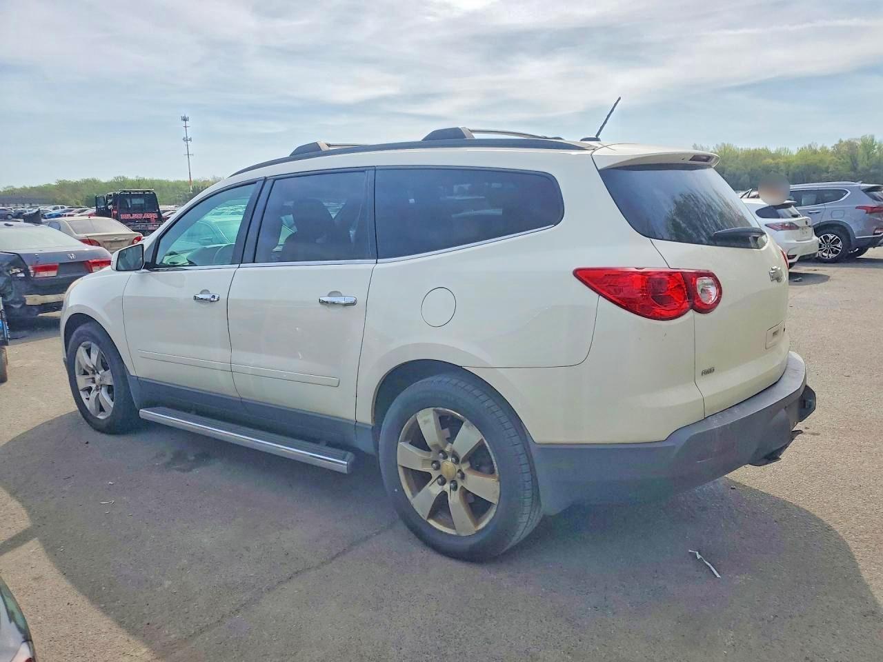 2011 Chevrolet Traverse Lt - Image 2