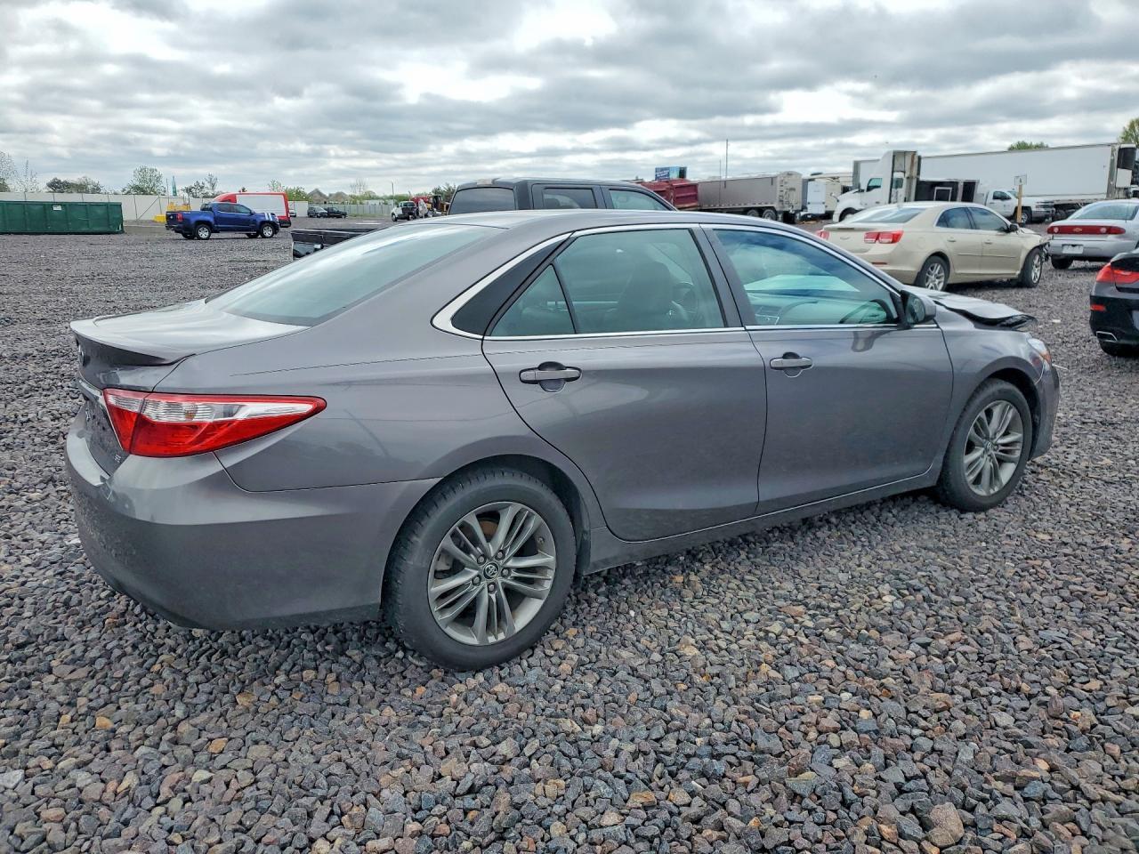 2016 Toyota Camry Se - Image 3