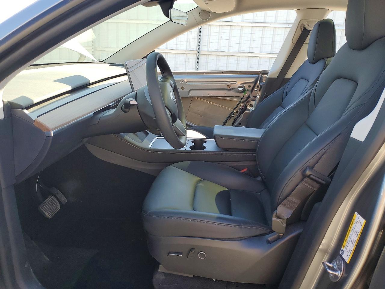 2025 Tesla Model Y - Image 7