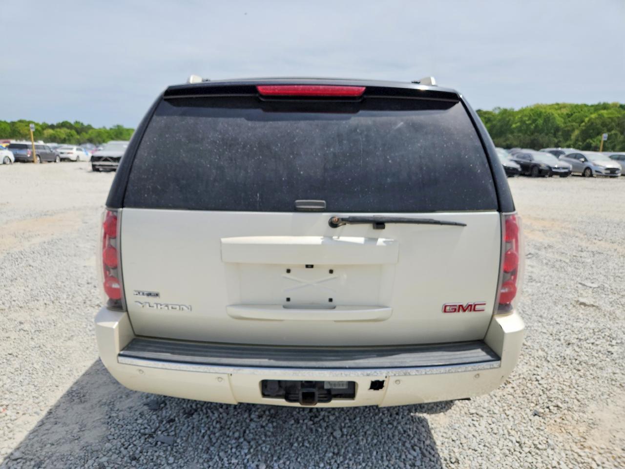 2009 GMC Yukon Denali - Image 6