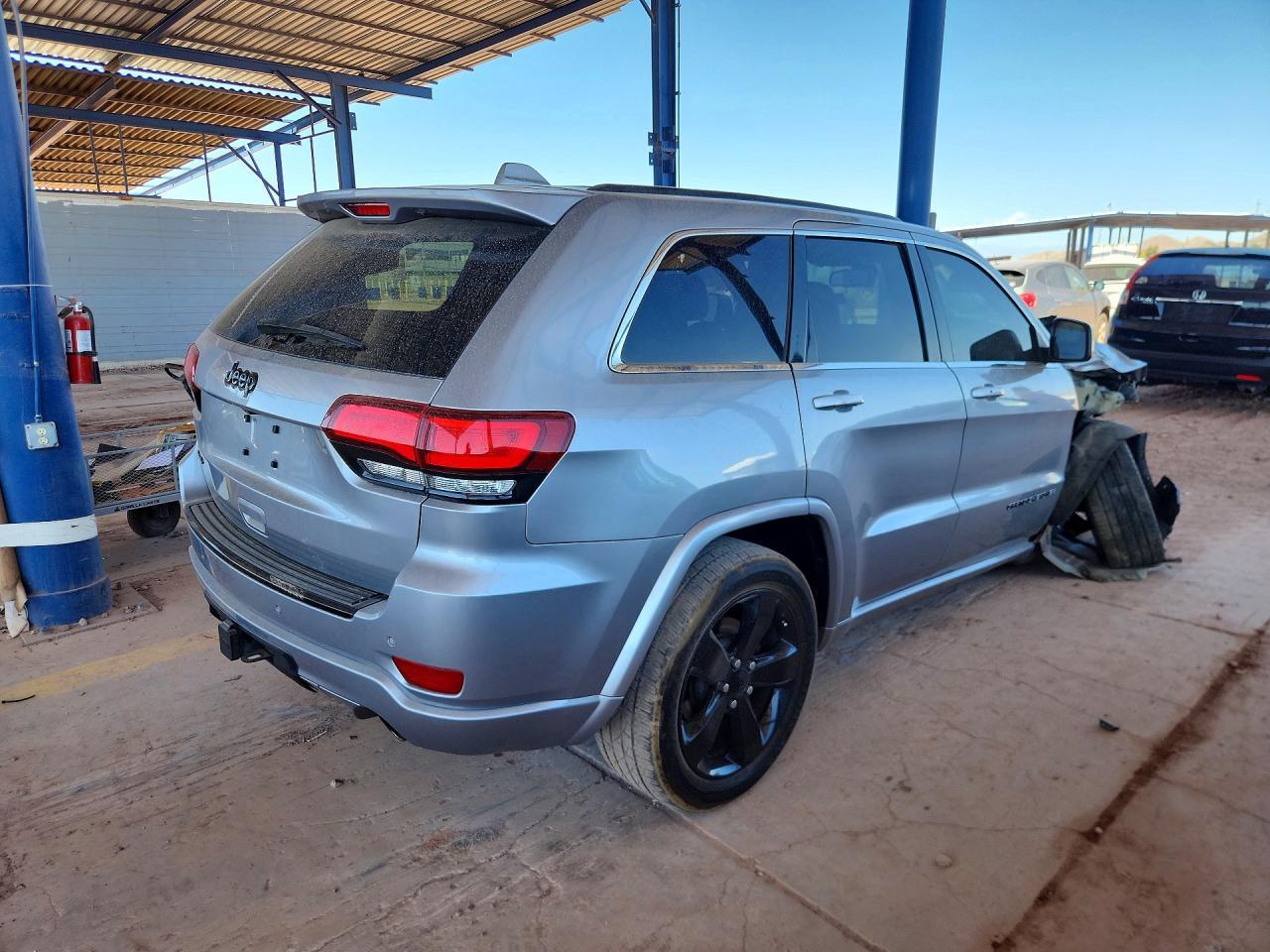2015 Jeep Grand Cherokee Laredo - Image 3