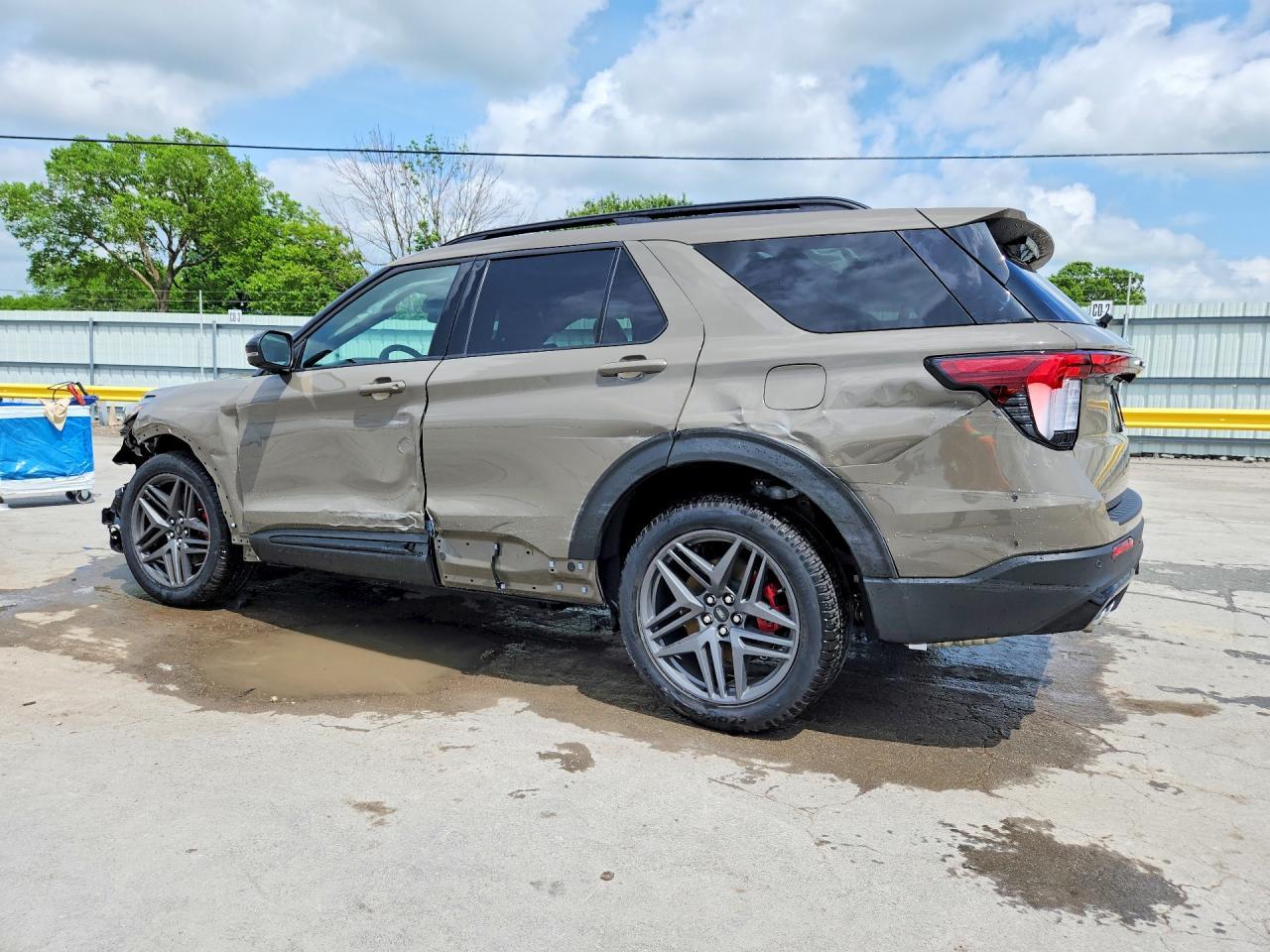 2026 Ford Explorer St - Фото 2