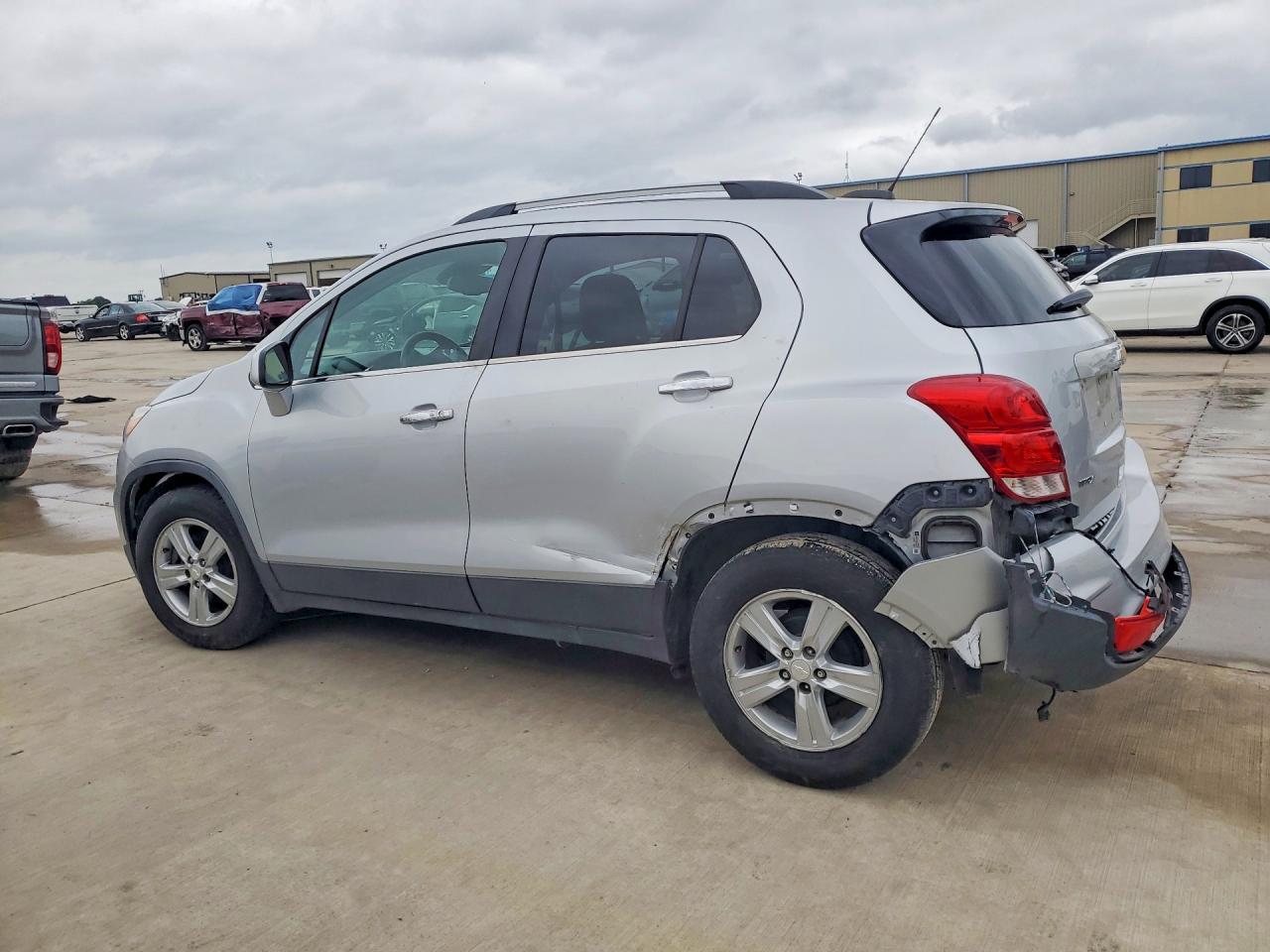 2020 Chevrolet Trax - Image 2