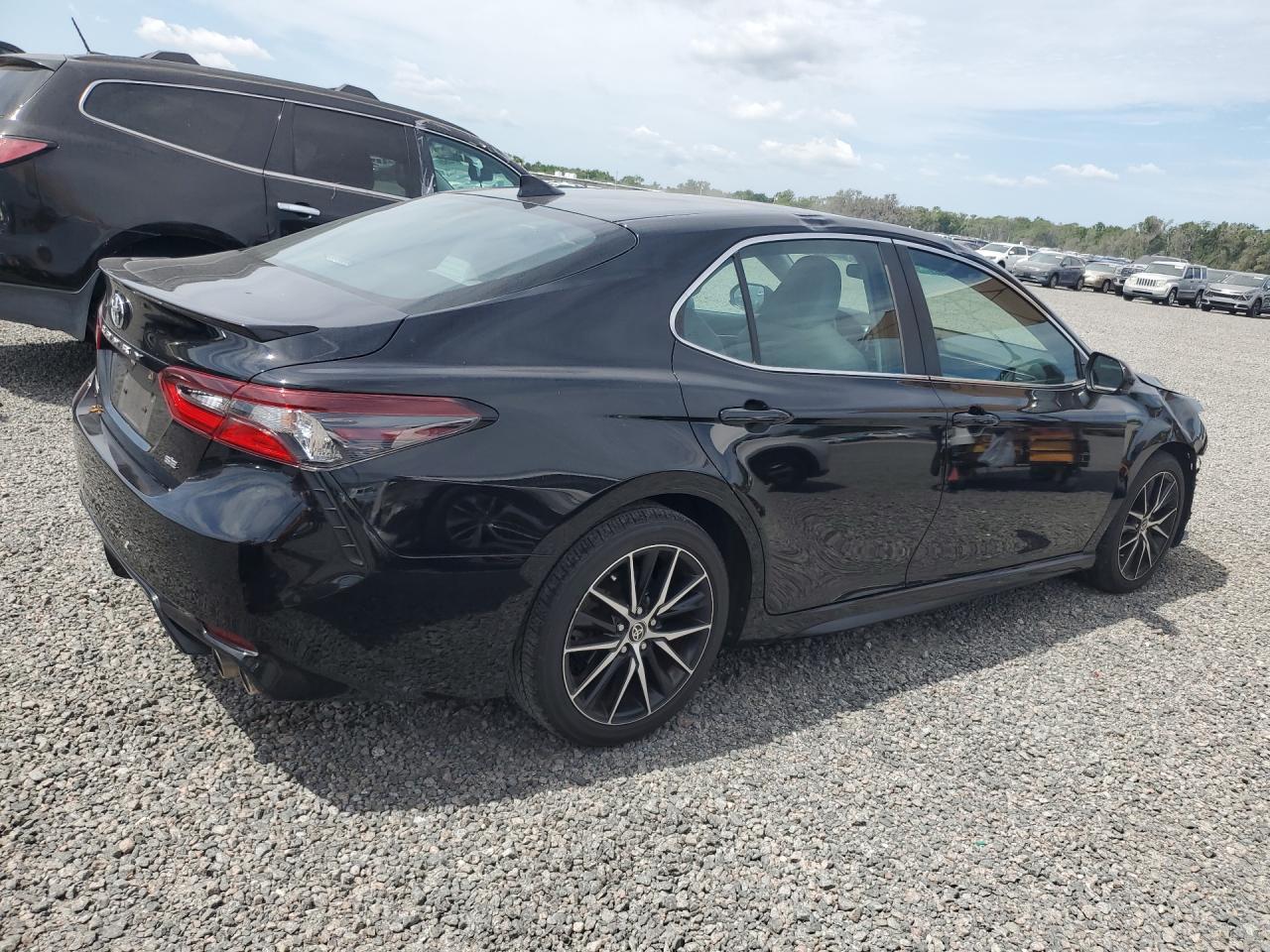 2021 Toyota Camry Se - Фото 3