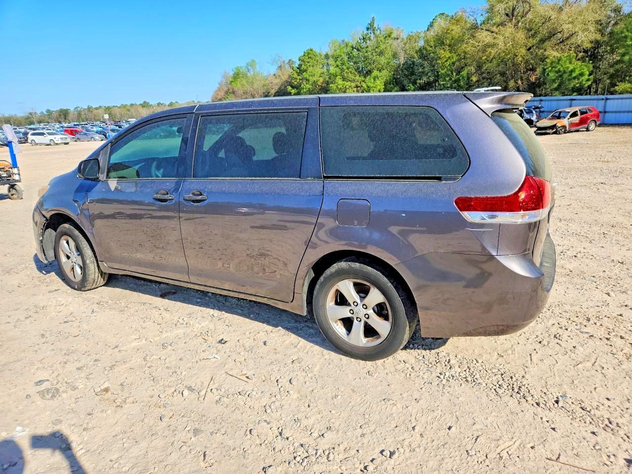 2011 Toyota Sienna Base - Image 2