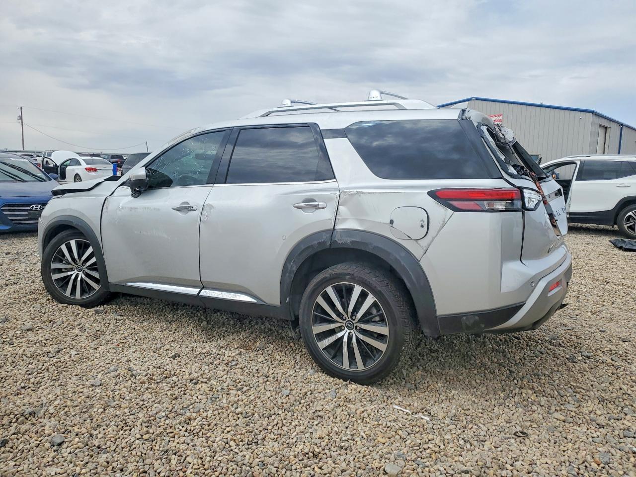 2023 Nissan Pathfinder Platinum - Image 2