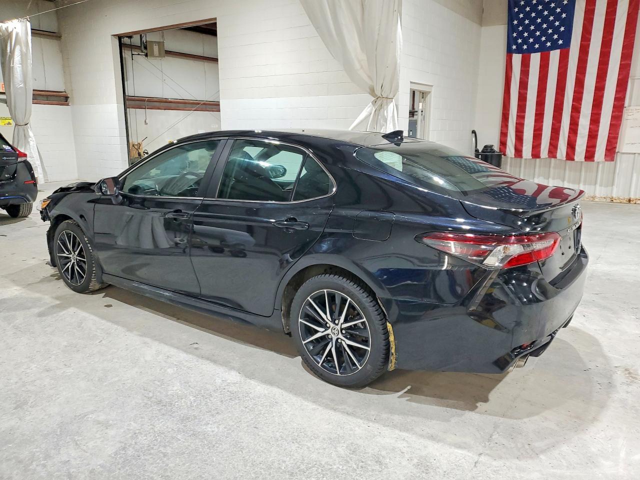 2024 Toyota Camry Hybrid Se - Image 2