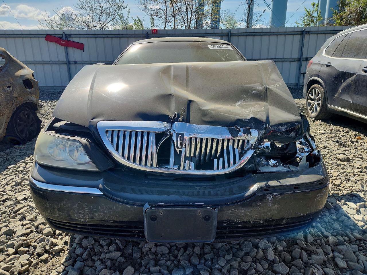 2011 Lincoln Town Car Executive L - Фото 5