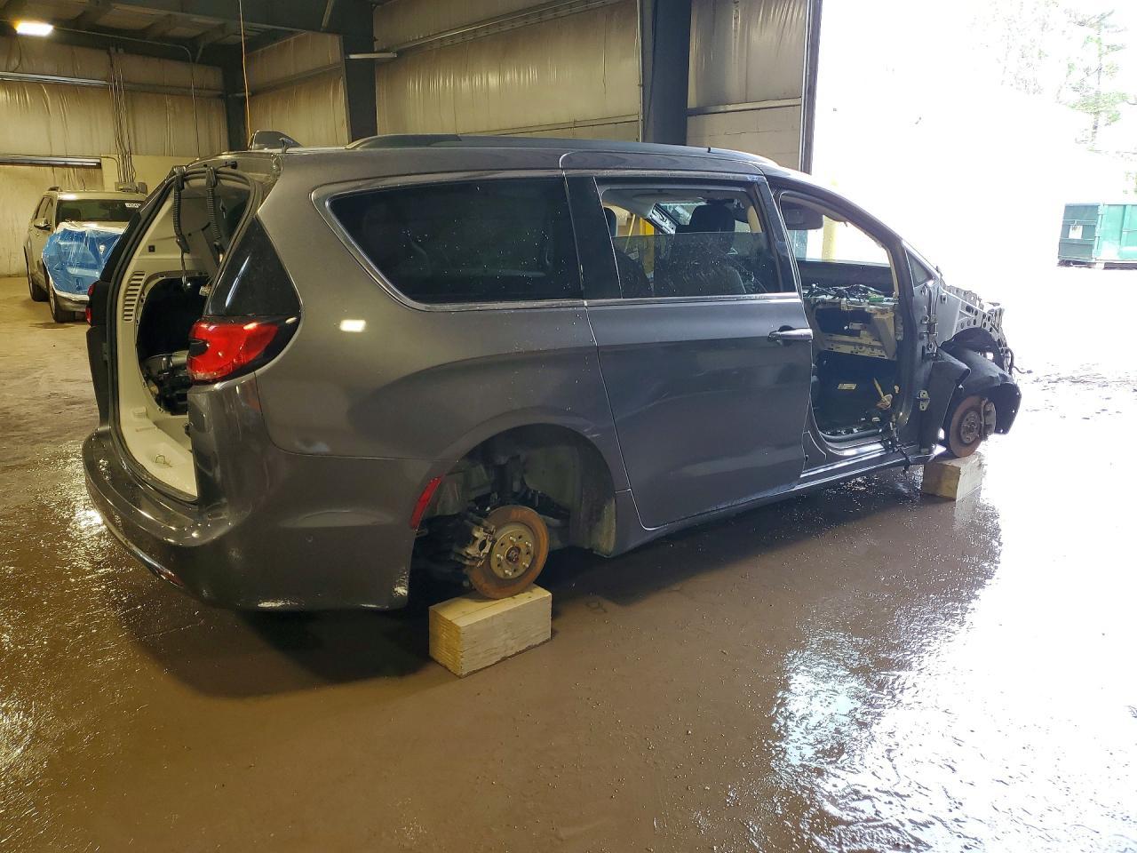 2022 Chrysler Pacifica Touring L - Image 3