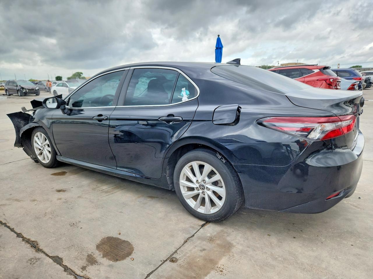 2022 Toyota Camry Le - Фото 2