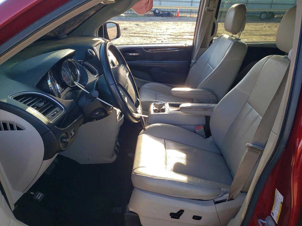 2014 Chrysler Town & Country Touring L - Image 7