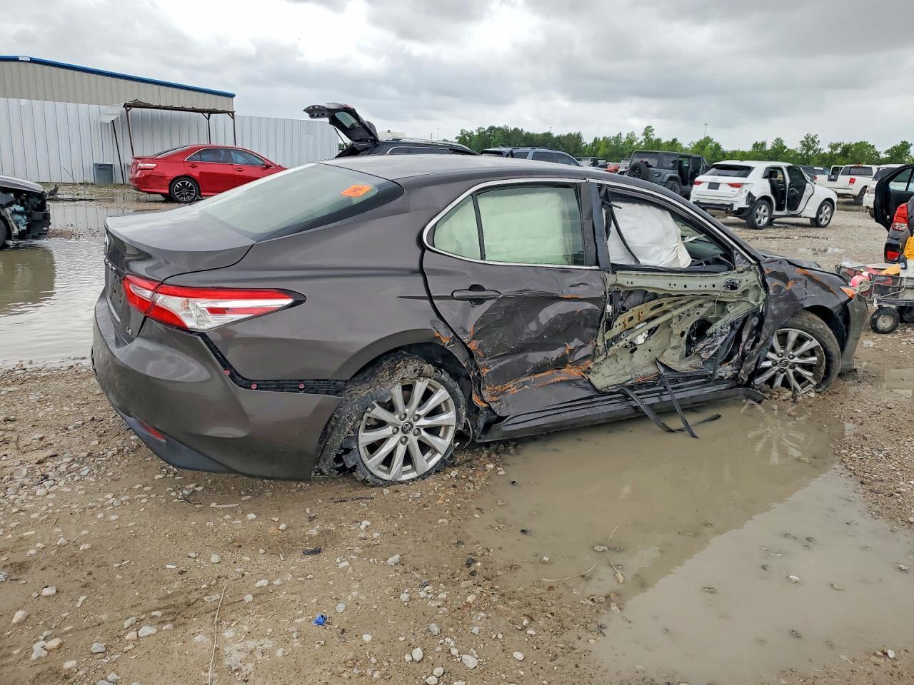 2018 Toyota Camry Le - Фото 3