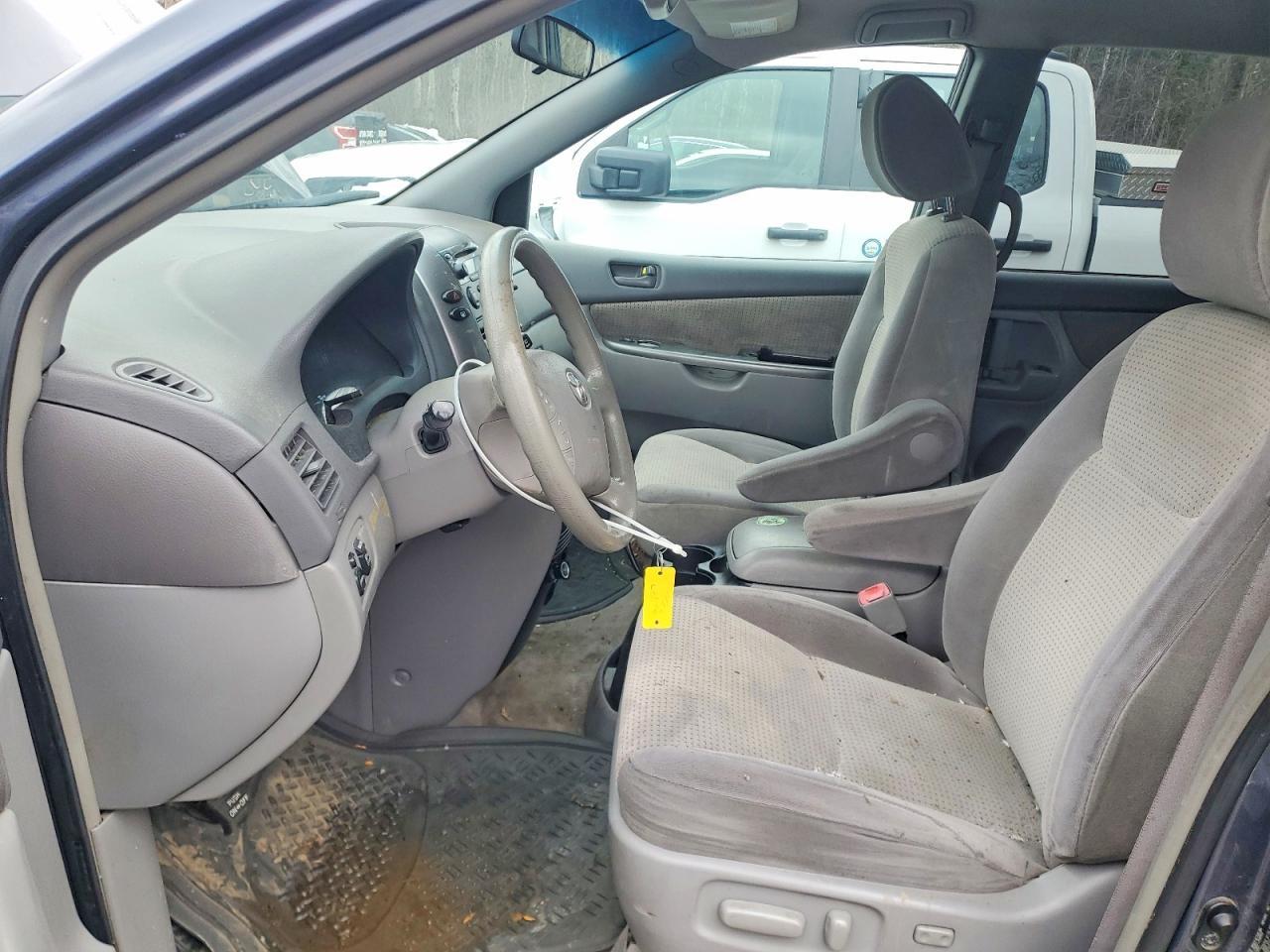 2009 Toyota Sienna Ce 7-Passenger - Фото 7