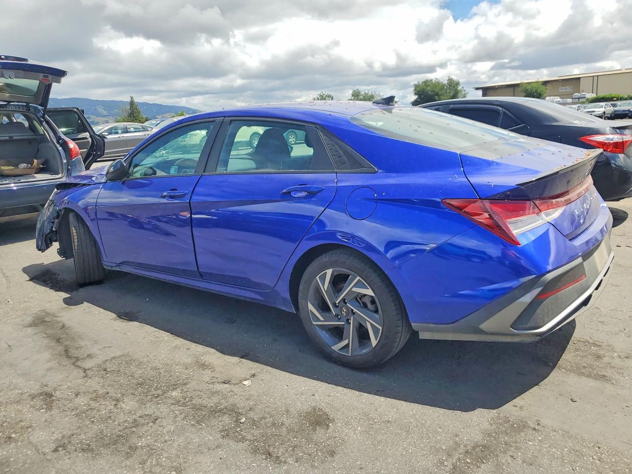 2025 Hyundai Elantra Sel Sport - Image 2
