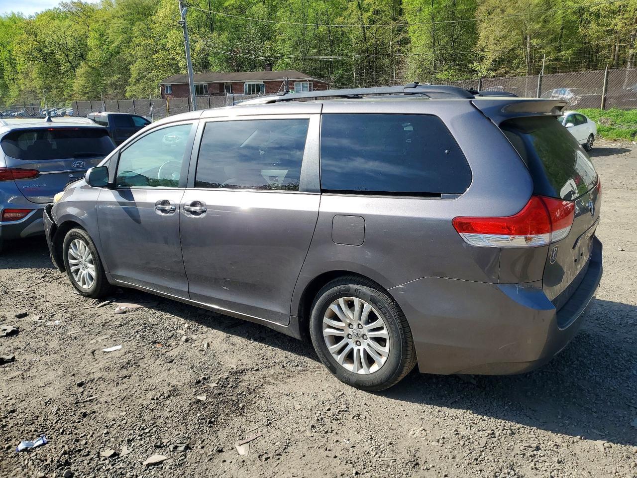 2012 Toyota Sienna Xle 8-Passenger - Фото 2