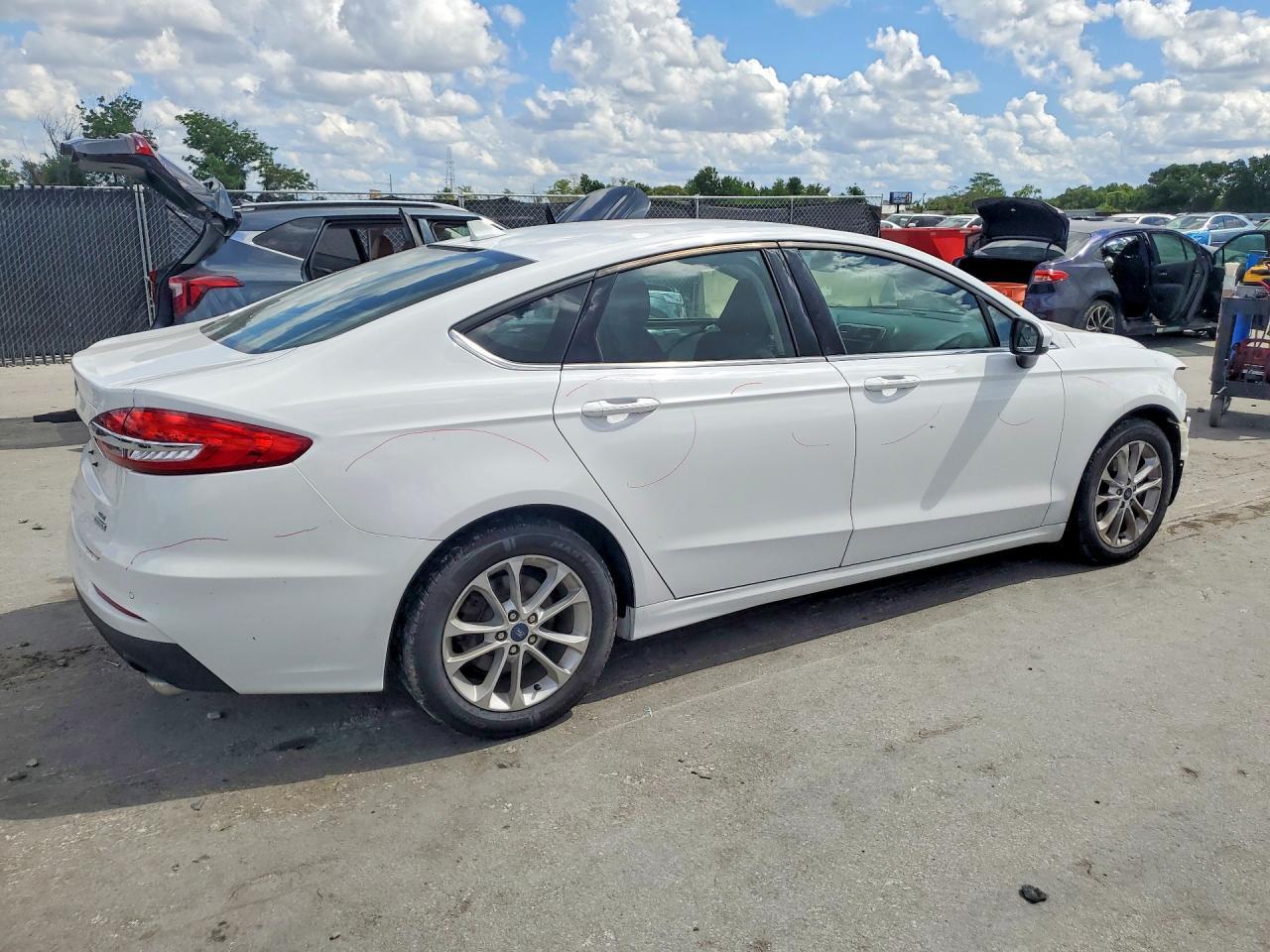 2020 Ford Fusion Se - Фото 3