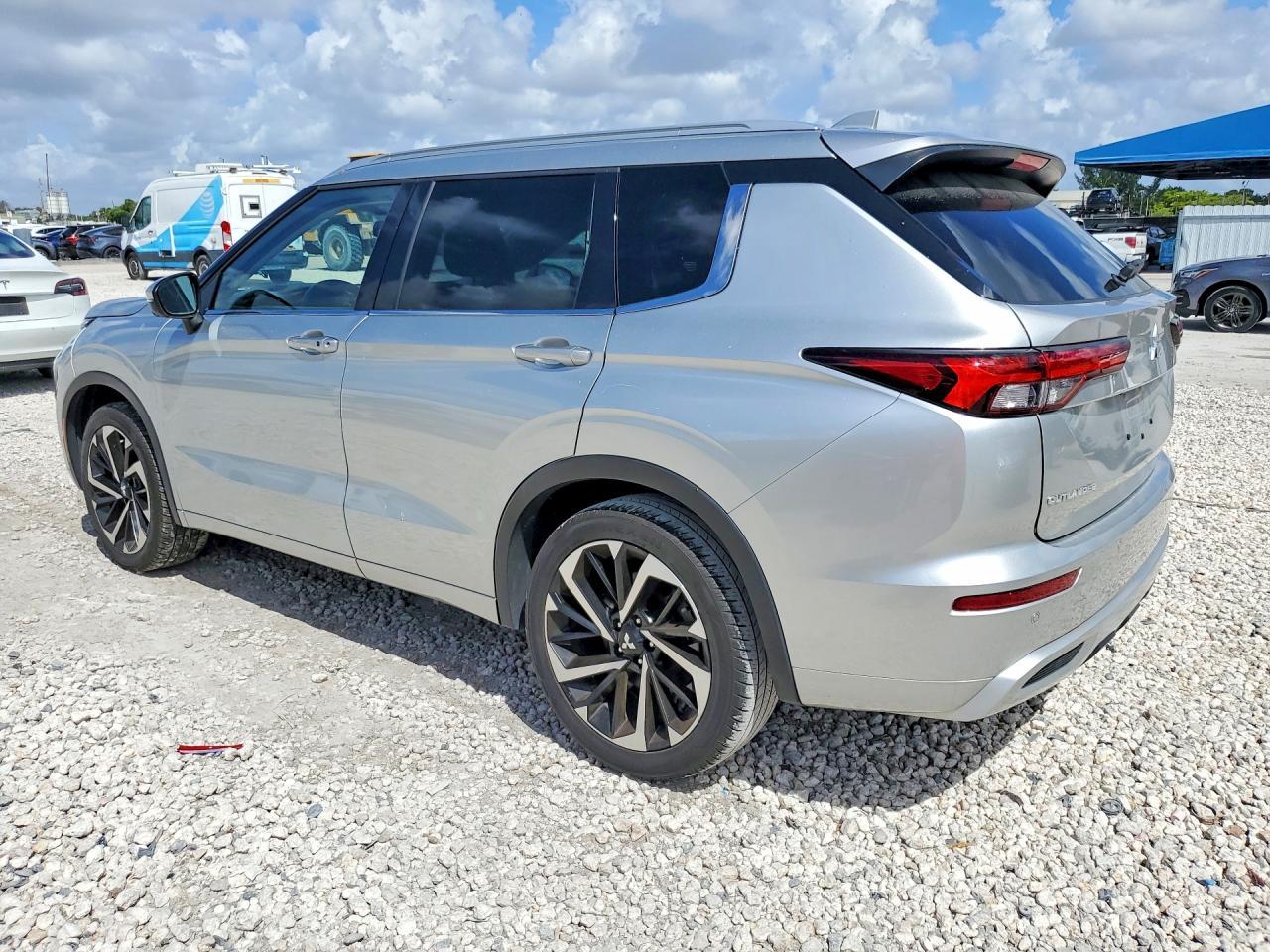 2023 Mitsubishi Outlander Sel - Image 2