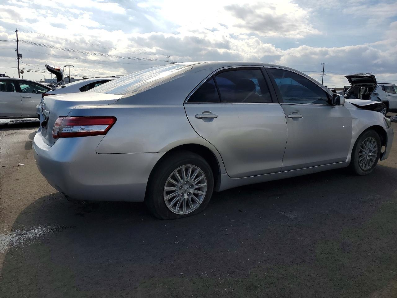 2011 Toyota Camry Le - Image 3