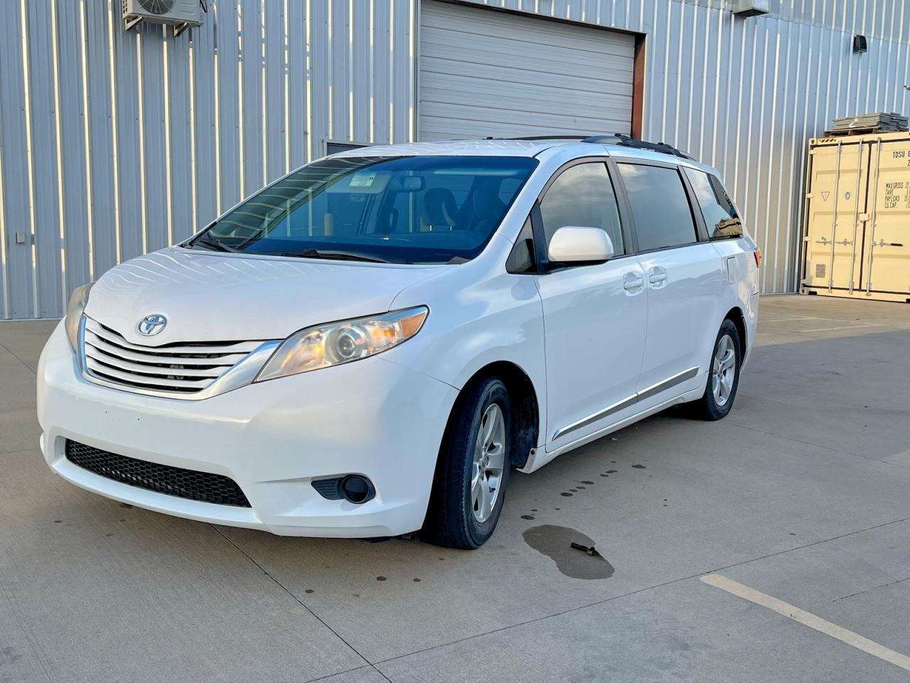 2015 Toyota Sienna Le - Фото 2