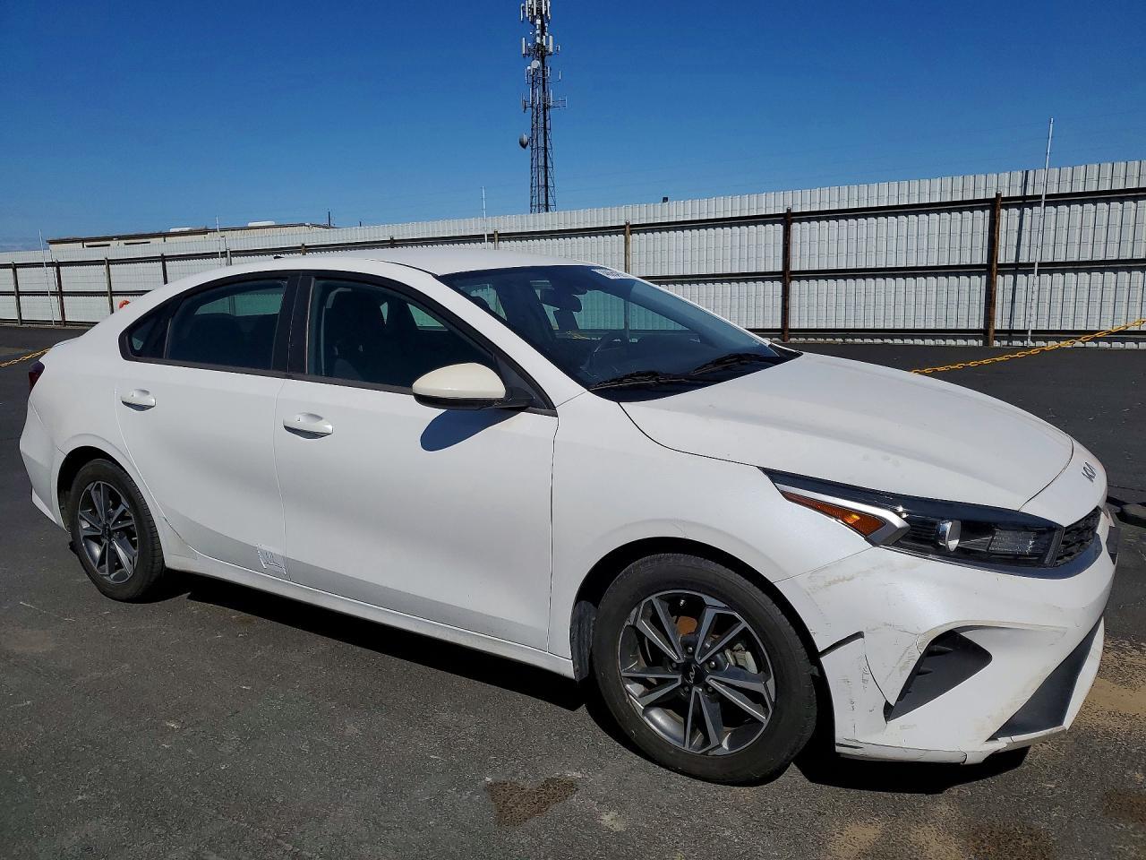 2022 Kia Forte Lxs - Фото 4