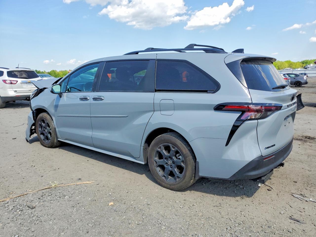 2025 Toyota Sienna Woodland Edition - Фото 2