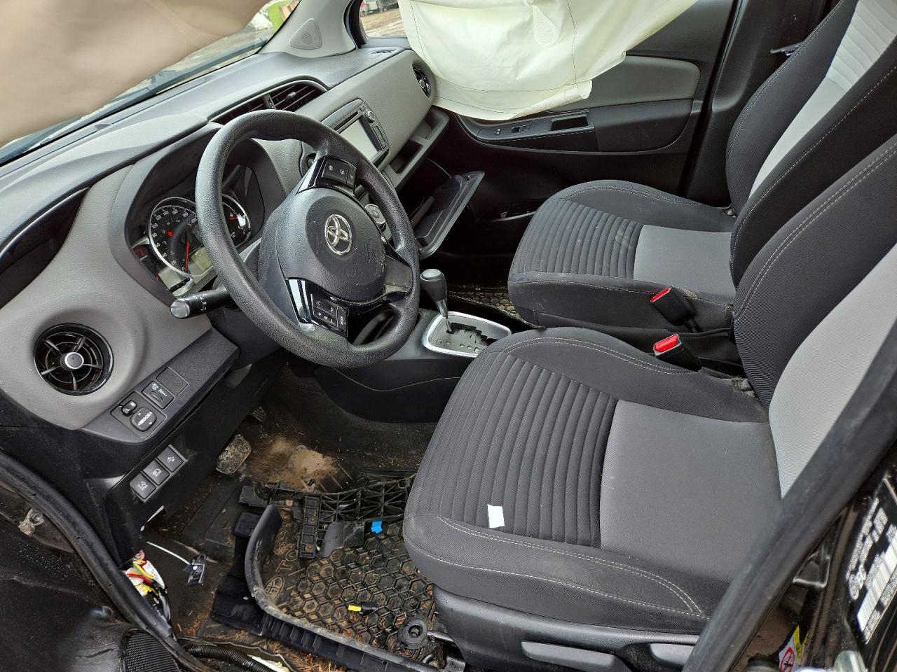 2018 Toyota Yaris 5-Door L - Фото 7