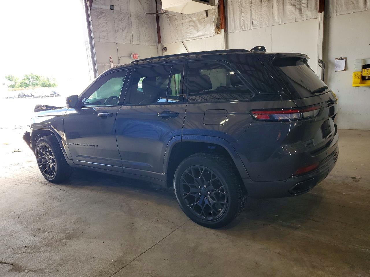 2025 Jeep Grand Cherokee Summit - Image 2
