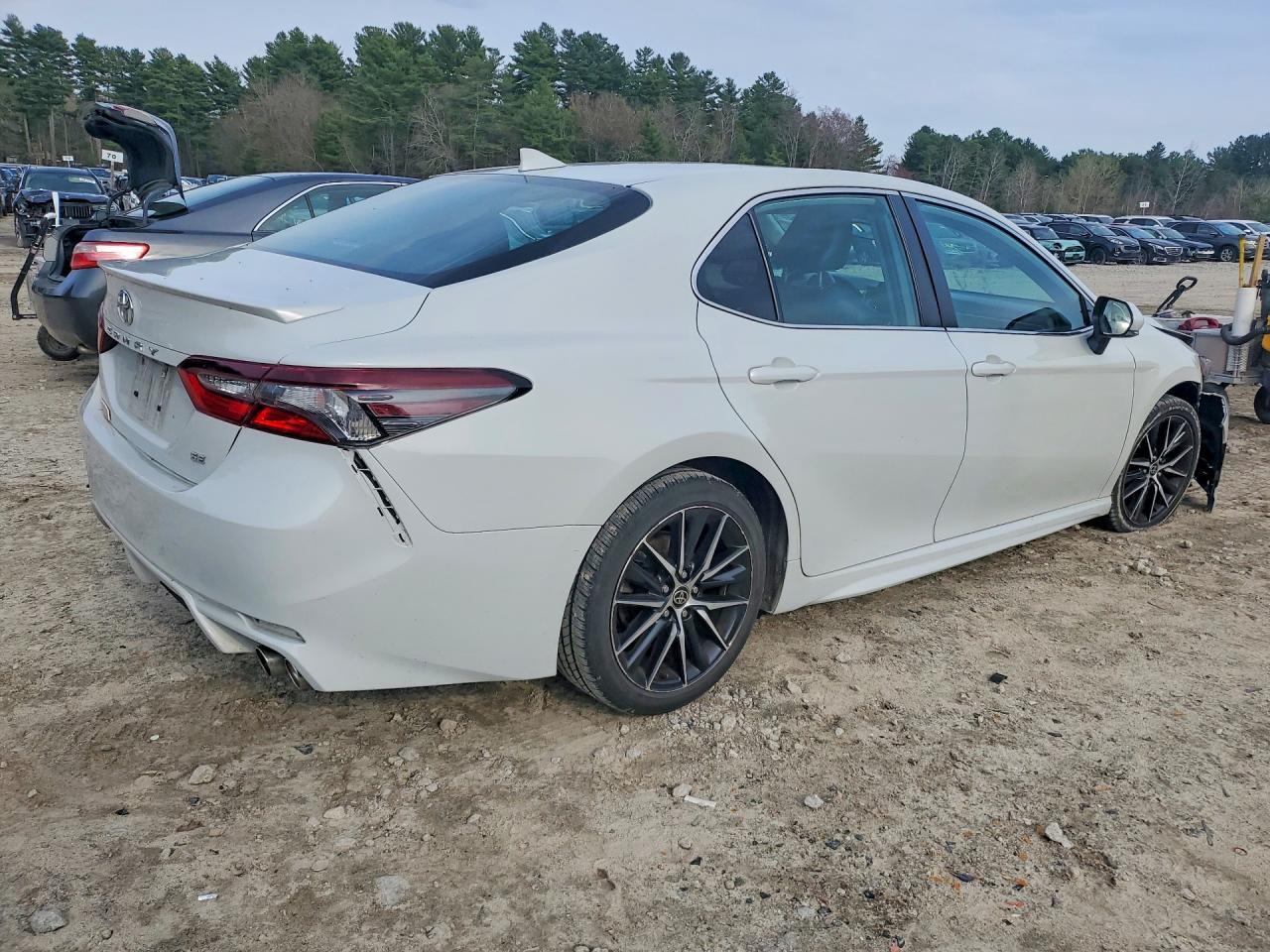 2022 Toyota Camry Se - Фото 3
