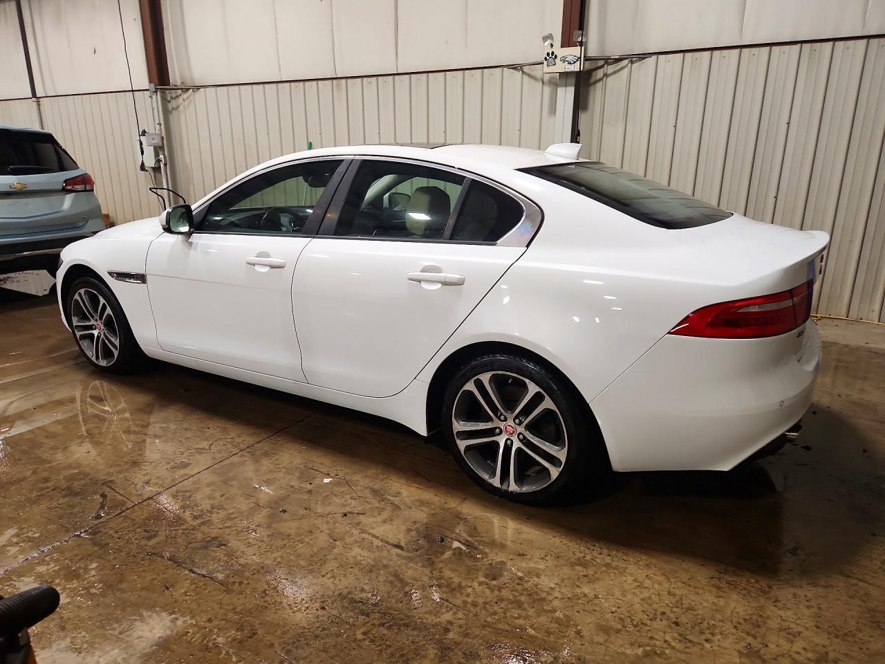 2017 Jaguar Xe Premium - Фото 2