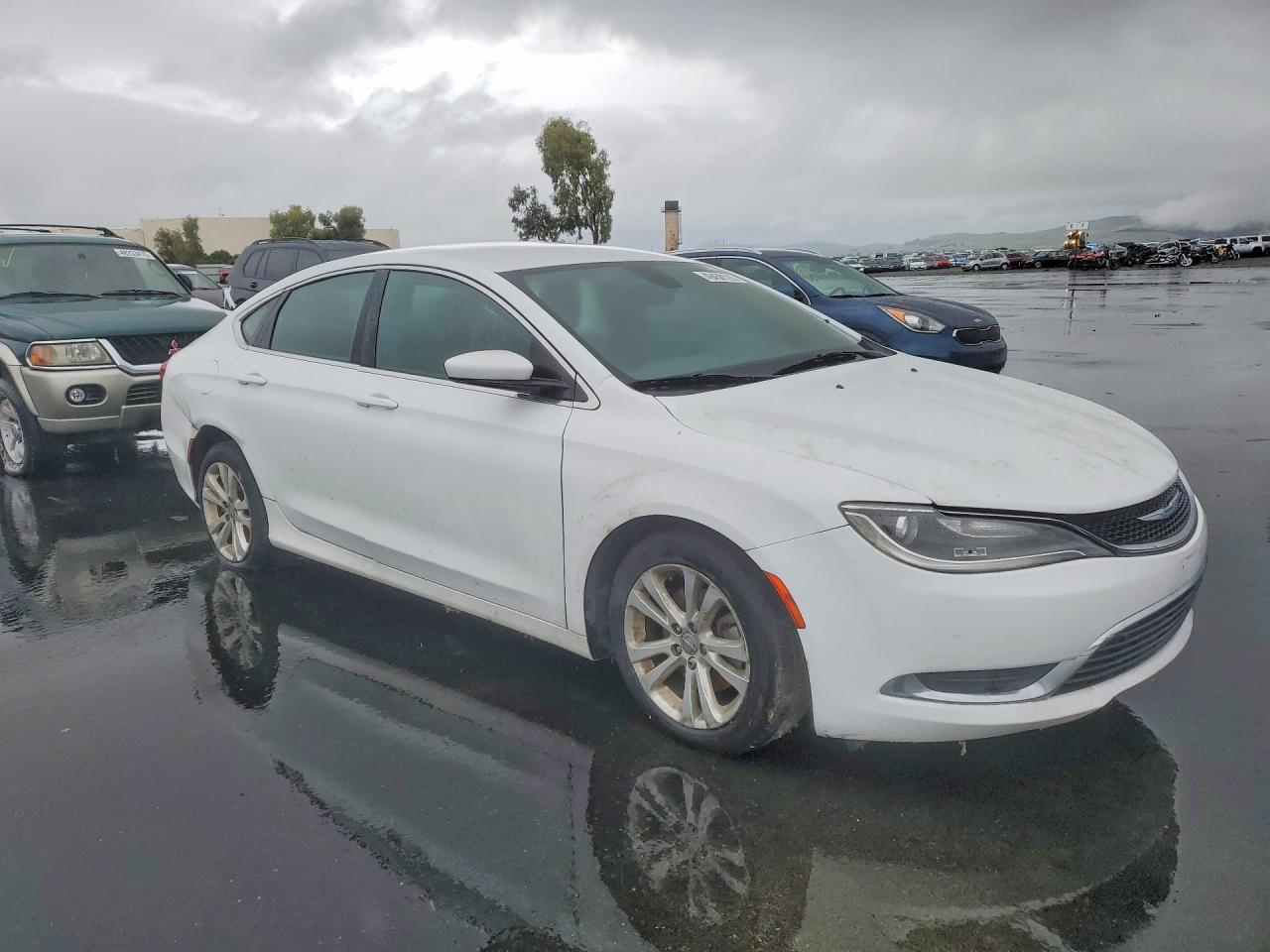 2016 Chrysler 200 Limited - Image 4