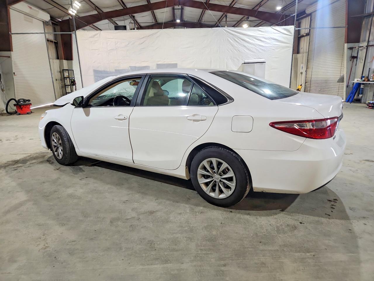 2017 Toyota Camry Le - Фото 2