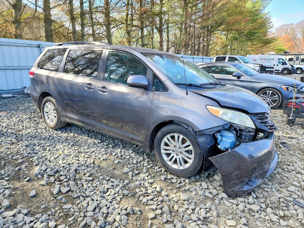 2011 Toyota Sienna Xle 8-Passenger - Фото 4
