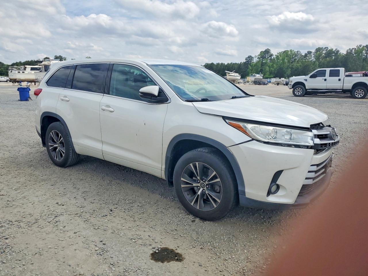 2018 Toyota Highlander Le Plus - Image 4