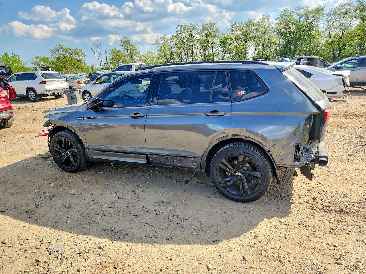 2023 Volkswagen Tiguan Se R-Line Black - Image 2