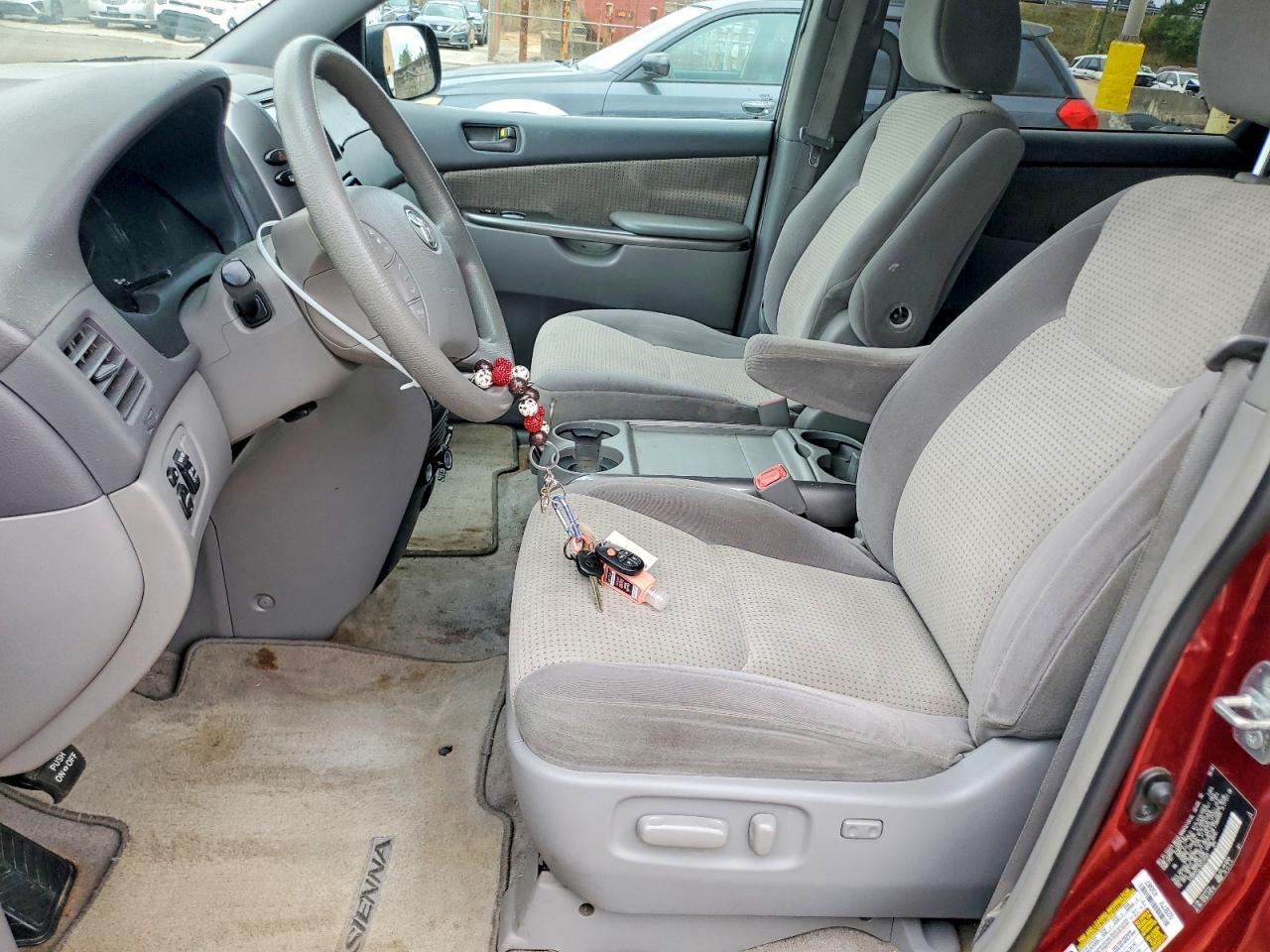 2010 Toyota Sienna Le 7-Passenger - Фото 7