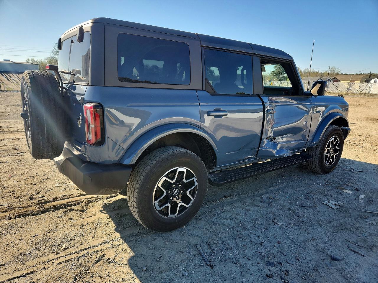 2024 Ford Bronco Outer Banks - Image 3