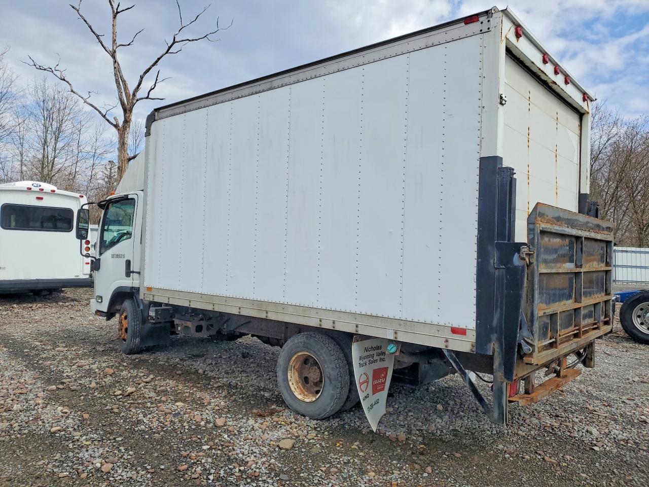 2009 Isuzu Npr Delivery Truck - Image 2