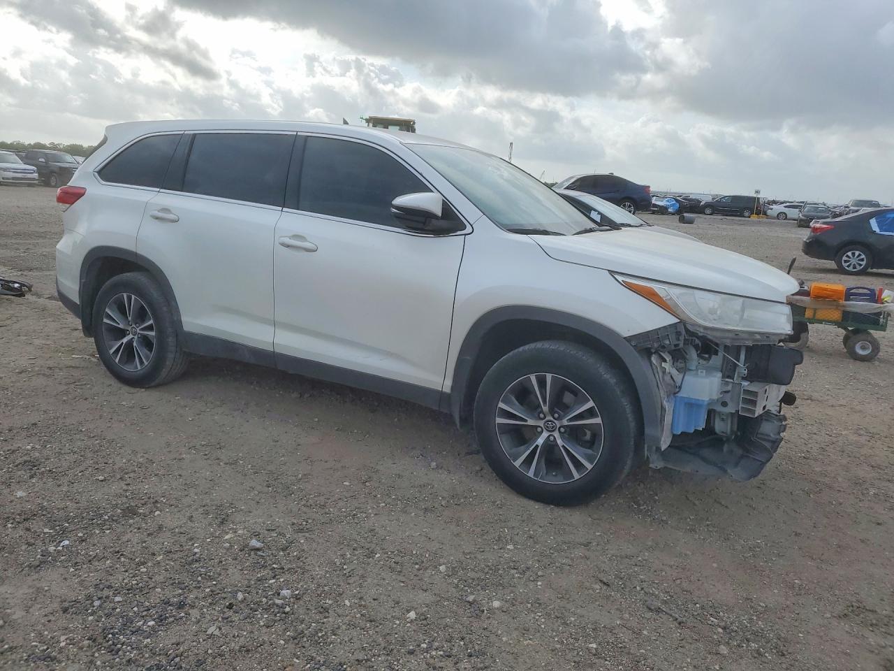2019 Toyota Highlander Le - Фото 4