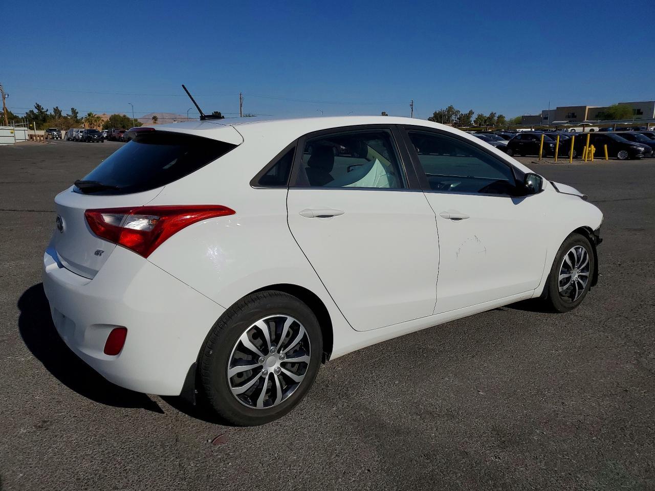 2017 Hyundai Elantra Gt Base - Фото 3