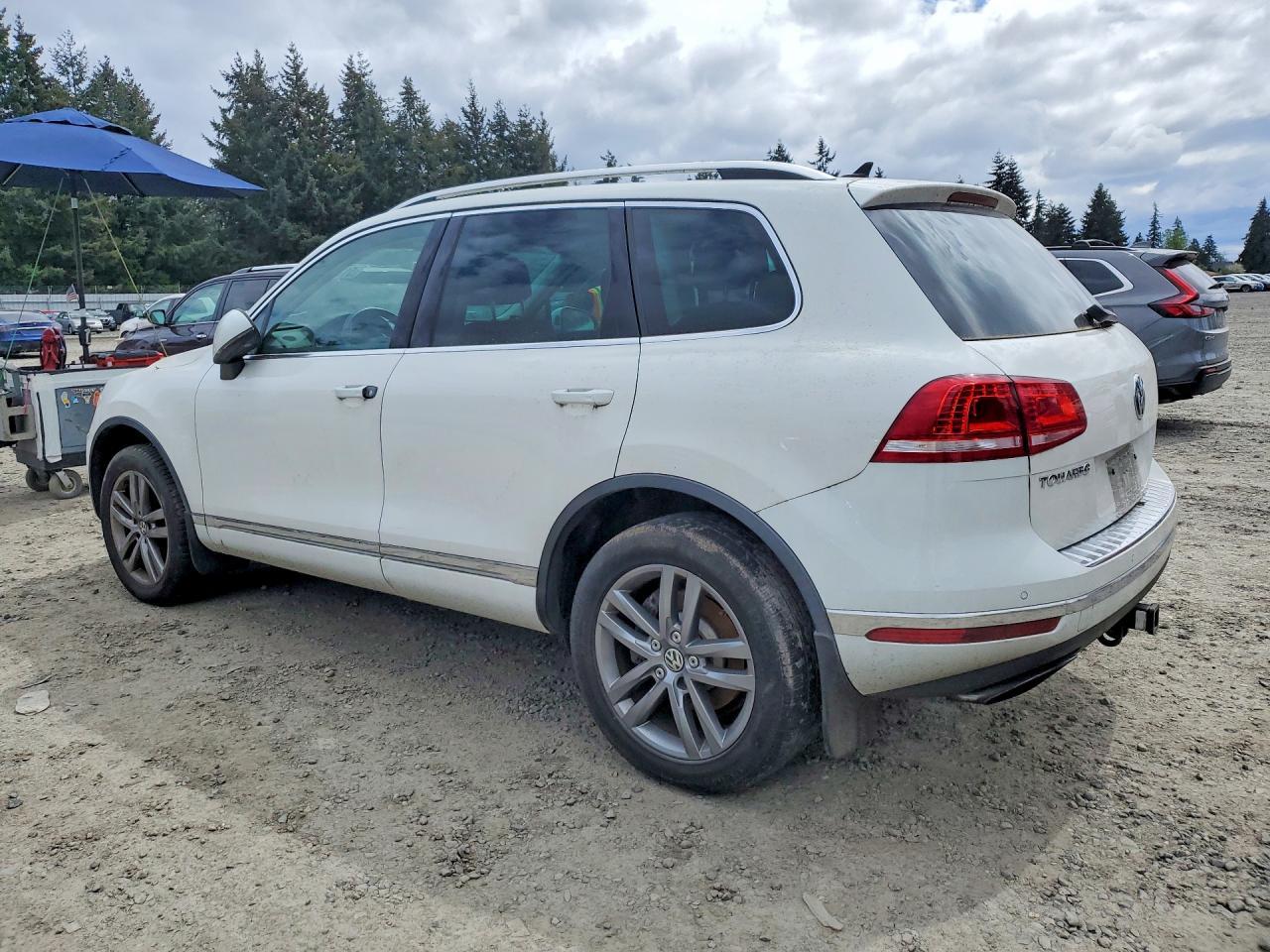 2016 Volkswagen Touareg Luxury 3.6L - Фото 2